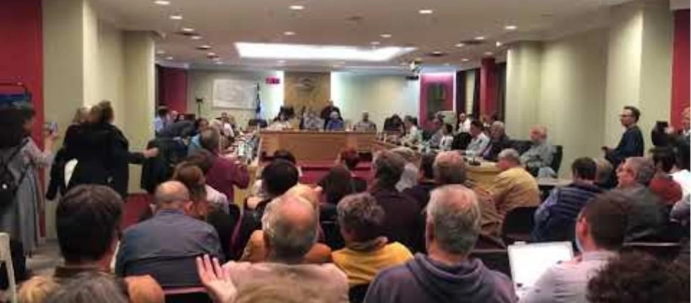 ΔΣ Καλαμαριάς: «Δεν μας ενημέρωσε η κυβέρνηση» - Κάτοικοι «στόλισαν» σύμβουλο που τους έλεγε «ρατσιστές»(βίντεο)